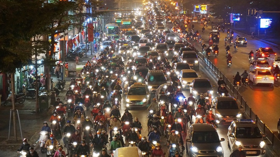 Phố Tây Sơn dòng phương tiện nối đuôi nhau kéo dài hàng trăm mét di chuyển chậm chạp.