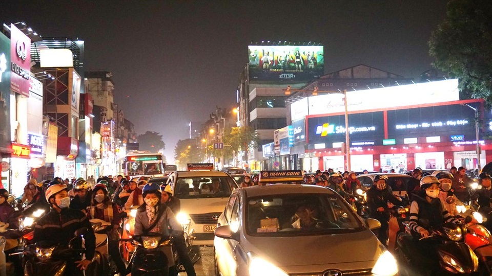 Phố Chùa Bộc cũng ùn tắc theo chiều về phố Thái Hà.