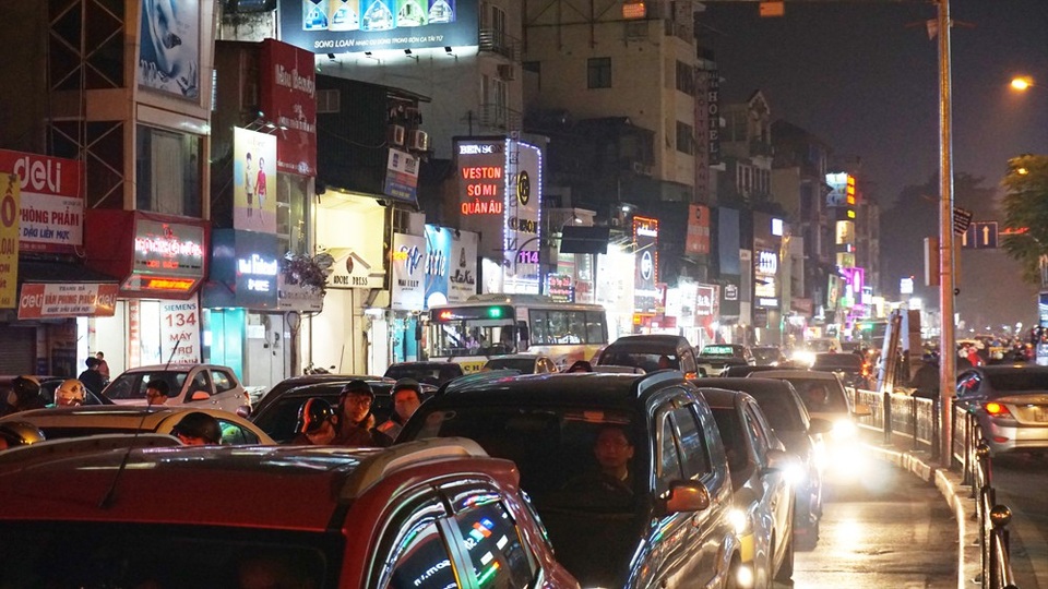 Hà Nội: Chiều ngày làm việc trước kỳ nghỉ lễ, đường phố ùn ứ kéo dài - 11