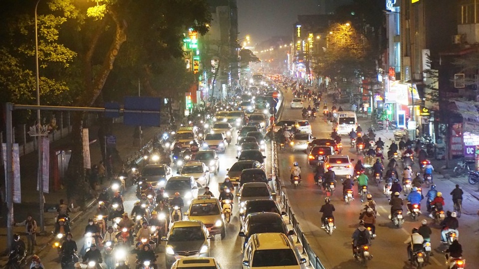 Hà Nội: Chiều ngày làm việc trước kỳ nghỉ lễ, đường phố ùn ứ kéo dài - 9