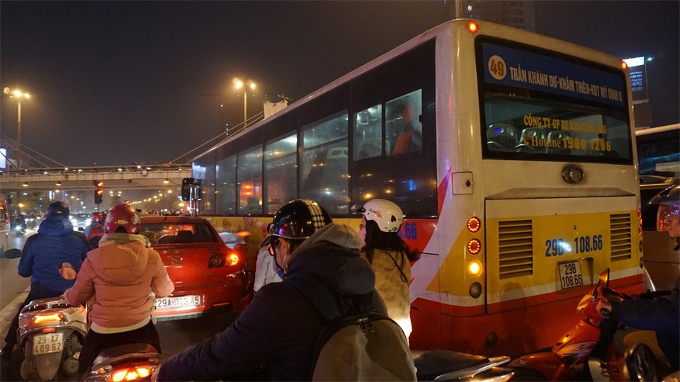 Tuyến đường Láng ở khu vực gần Ngã Tư Sở cũng rơi vào tình trạng ùn ứ theo chiều về đường Trường Chinh.