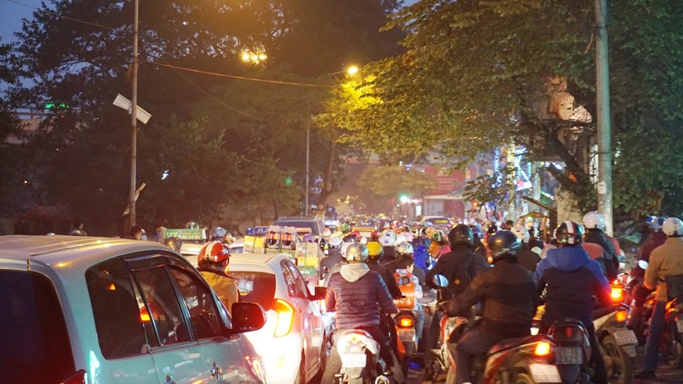 Tương tự, đường Nguyễn Ngọc Vũ cùng rơi vào trạng thái ùn ứ kéo dài vào lúc 17h30 cùng ngày.