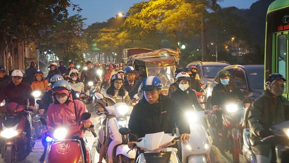 Hà Nội: Chiều ngày làm việc trước kỳ nghỉ lễ, đường phố ùn ứ kéo dài - 6