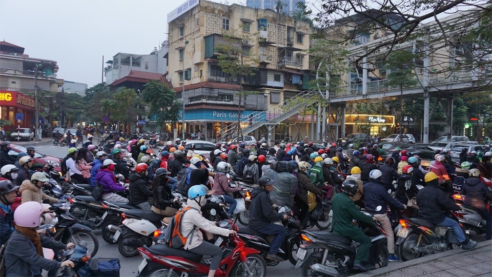 
Đến 17h chiều, tuyến đường Nguyễn Chí Thanh đã rơi vào ùn tắc kéo dài theo hướng lưu thông về đường Trần Duy Hưng.
