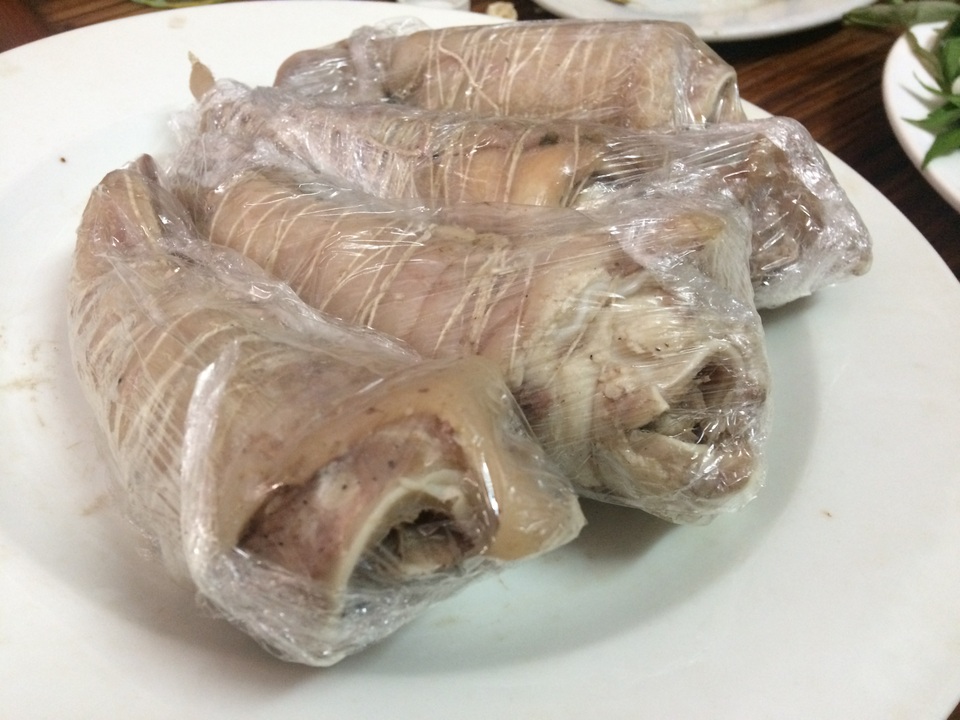 Món “độc” giữ khách, nhà hàng đông nghịt giữa phố bia - 2 Mỗi cái đều được quấn nilon cẩn thận