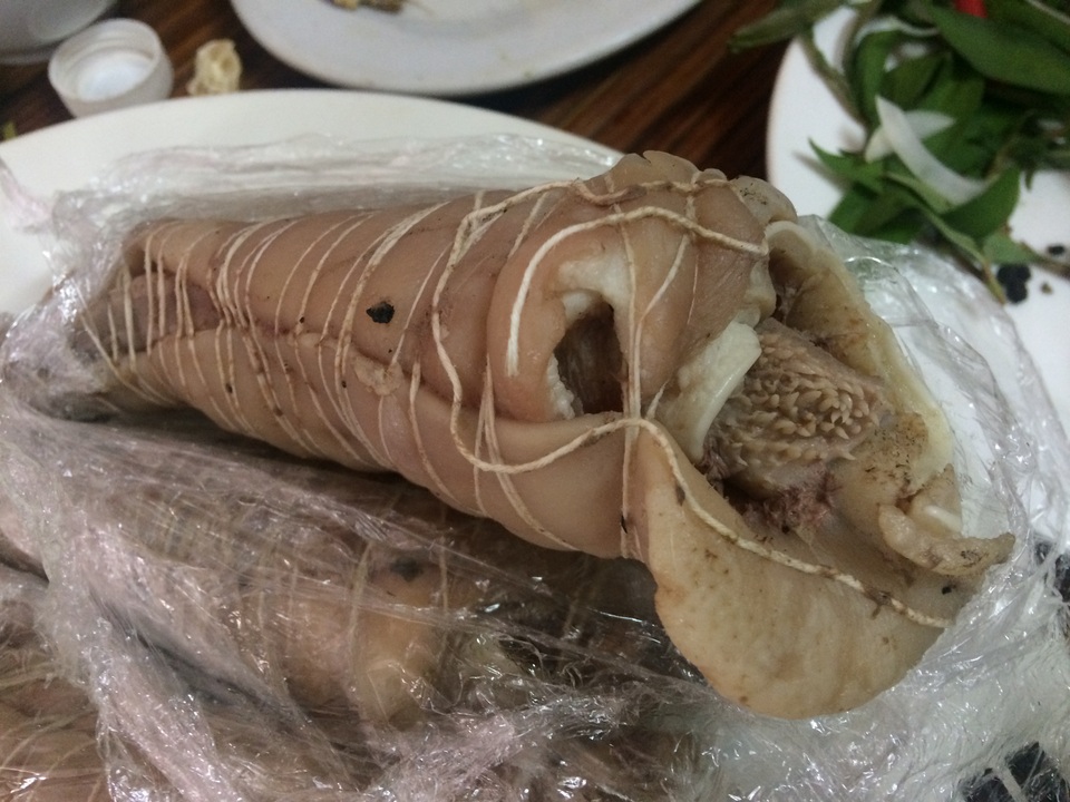 Món “độc” giữ khách, nhà hàng đông nghịt giữa phố bia - 3 Buộc đúng kĩ thuật để tai và lưỡi không rời nhau