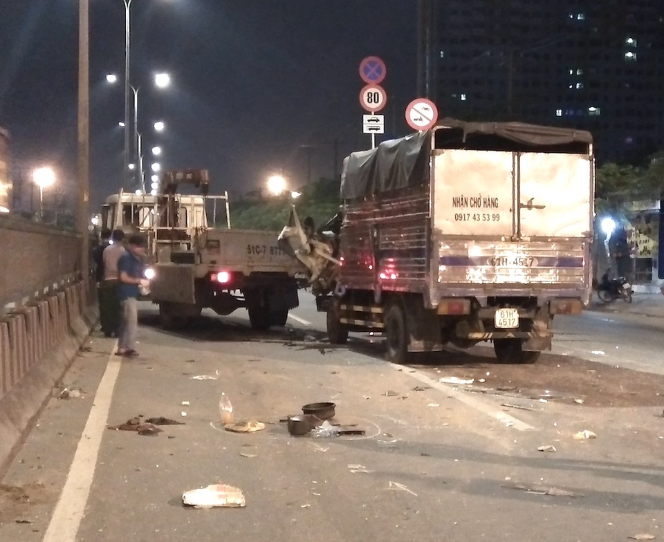Xe tải đâm xe cẩu đang dừng sửa chữa trên đường, 2 người chết - 2 Hiện trường vụ tai nạn giao thông nghiêm trọng khiến 2 người chết