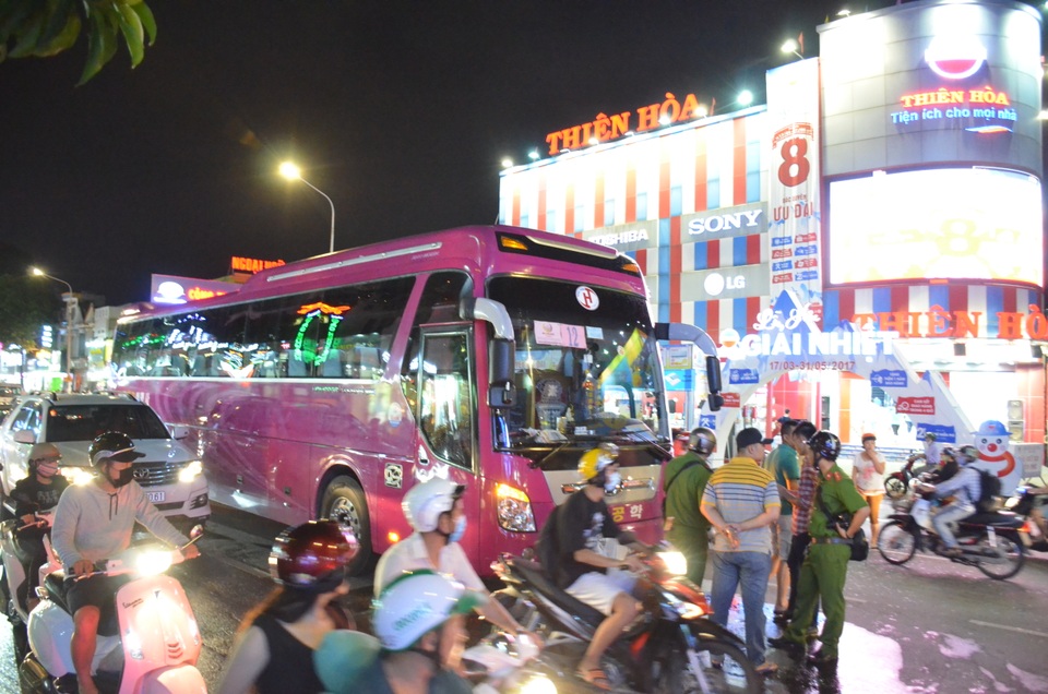 Chiếc xe khách tại hiện trường