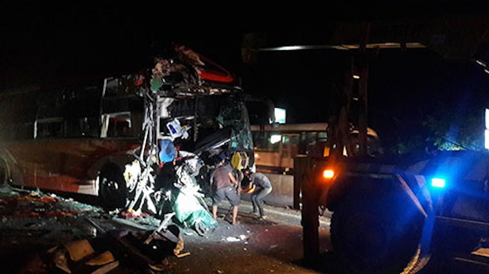 3 xe khách tông nhau, 3 người chết, 17 người bị thương - 1 Hiện trường vụ tai nạn