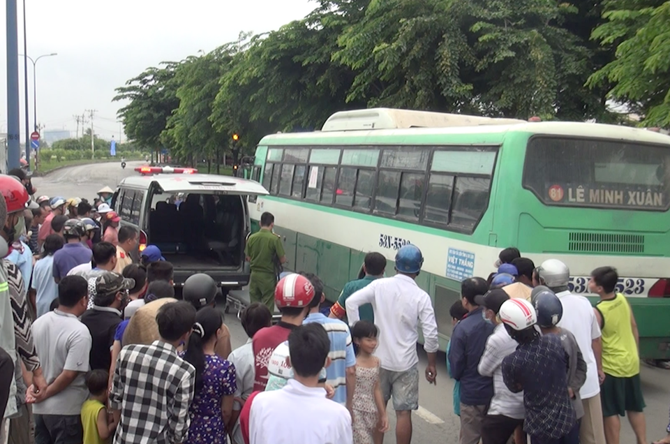 Người đàn ông cùng xe máy bị cuốn vào gầm xe buýt - 1 Hiện trường vụ tai nạn