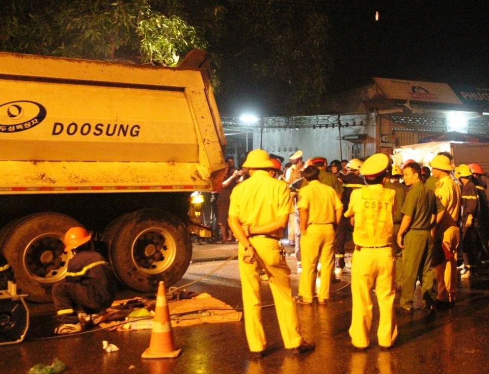 Giải cứu thi thể tài xế bị mắc kẹt trong ca bin sau tai nạn - 2 Lực lượng chức năng có mặt tại hiện trường xử lý vụ tai nạn