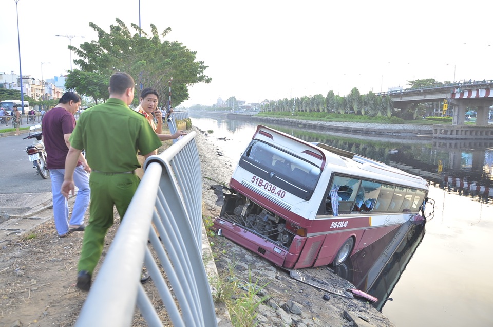 Xe khách lao xuống kênh, tài xế và phụ xe đập cửa bò ra ngoài - 1 Xe khách lao xuống kênh, tài xế và phụ xe đập cửa bò ra ngoài - 1