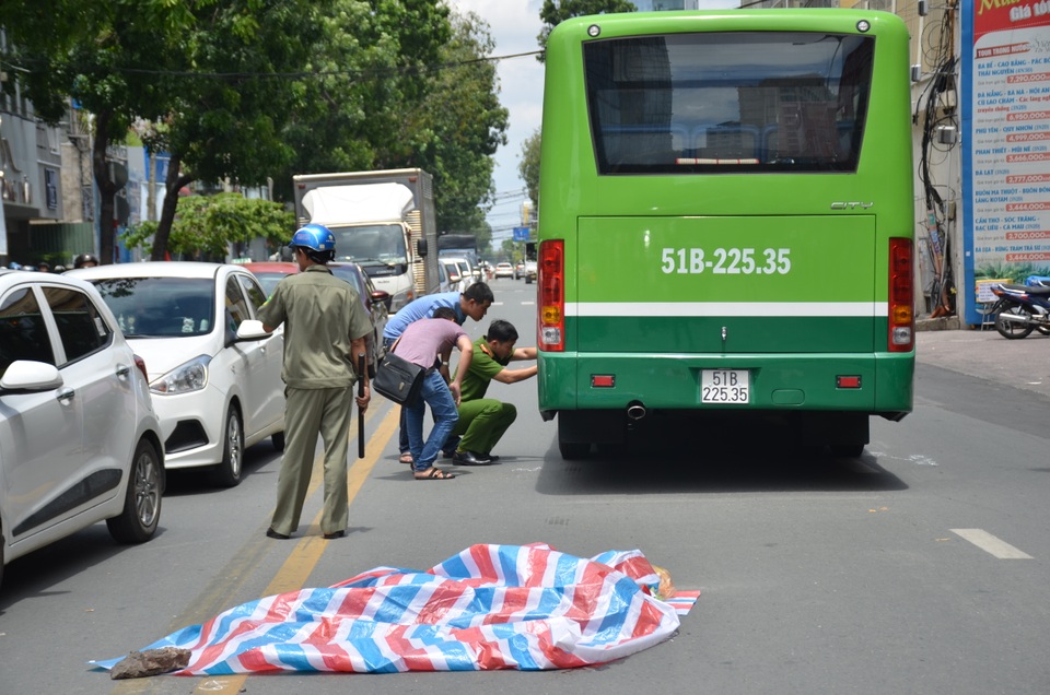 Ngồi sau xe ôm ngã xuống đường, người phụ nữ bị xe buýt cán chết - 1 Hiện trường vụ tai nạn