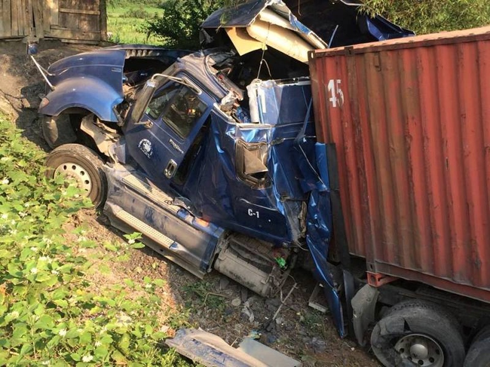 Đầu ca-bin nát bét, bẹp dúm