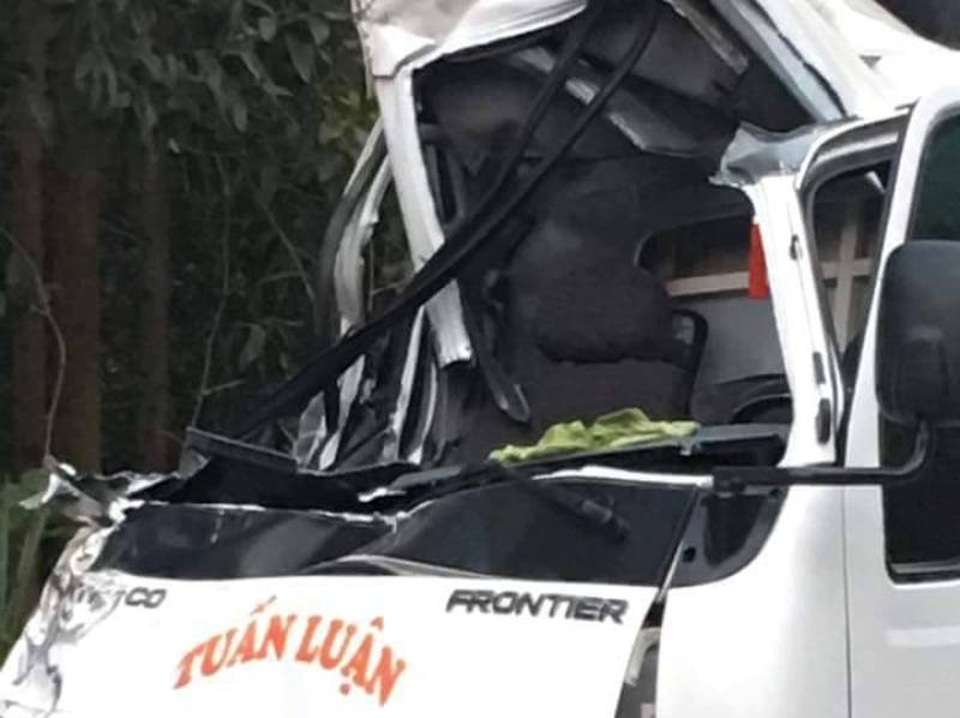 Chiếc xe tải nát bét phần đầu