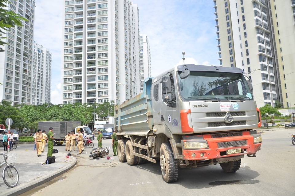 Chiếc xe ben rẽ phải vào đường 673 gây tai nạn