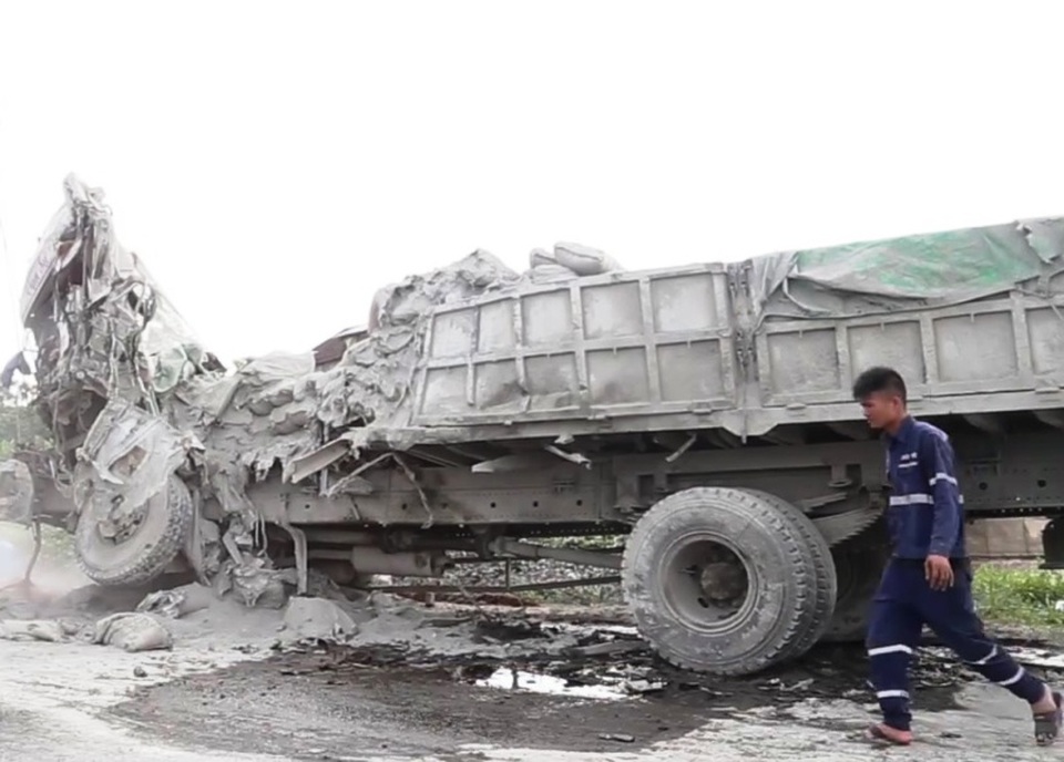 
Chiếc xe tải mang BKS 29C – 561.69 bẹp dúm phần đầu, xi măng rơi vãi khắp nơi
