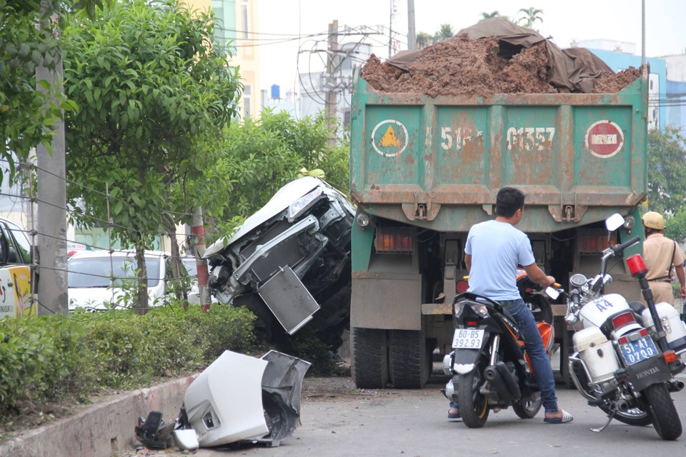 Ô tô bị đẩy lên dải phân cách, 5 người hoảng loạn kêu cứu - 2 Hiện trường vụ tai nạn