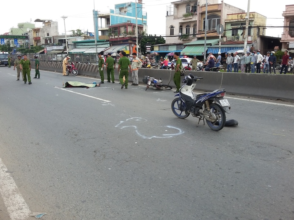 Truy tìm xe tải cán chết nữ sinh viên rồi bỏ chạy - 1 Hiện trường vụ tai nạn