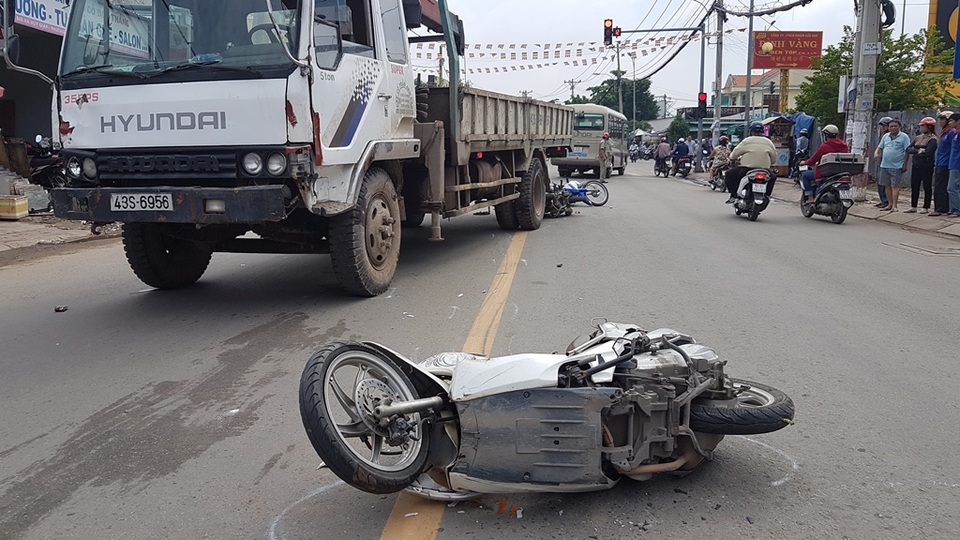 Xe tải cẩu lao dốc đâm vào 6 ô tô, xe máy - 1 Hiện trường vụ tai nạn