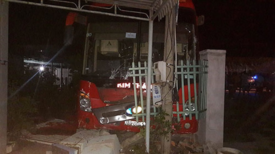 3 xe khách tông nhau, 3 người chết, 17 người bị thương - 2 Chiếc xe khách Kim Thành đâm vào tường nhà dân sau tai nạn