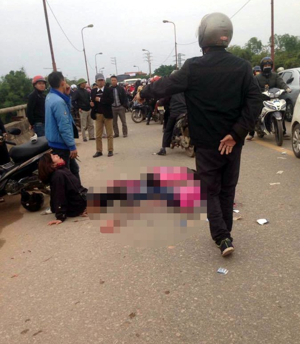 Người mẹ gào khóc thảm thiết bên thi thể hai con gái. (Ảnh: Nguyễn Tuấn Anh)