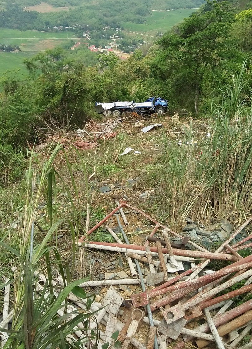 Xe tải lăn vực sâu 40m, người bị thương được dân phượt cứu giúp - 1 
Hiện trường nơi chiếc xe tải bị rơi xuống vực sâu 40m