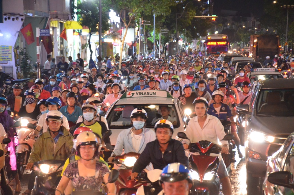 
Giao thông qua khu vực ùn ứ kéo dài.
