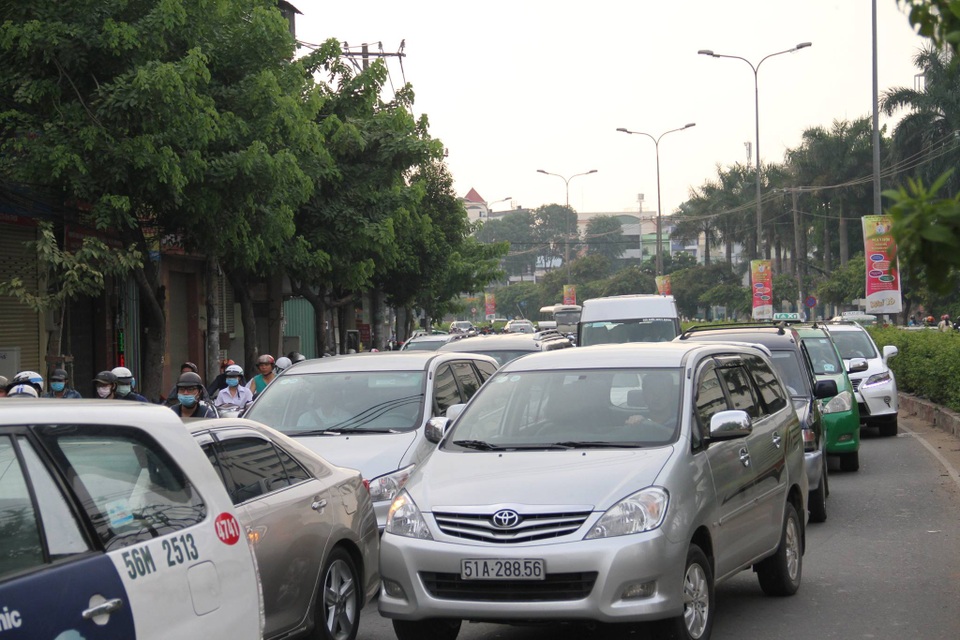 Ô tô bị đẩy lên dải phân cách, 5 người hoảng loạn kêu cứu - 3 Giao thông qua khu vực bị ùn ứ