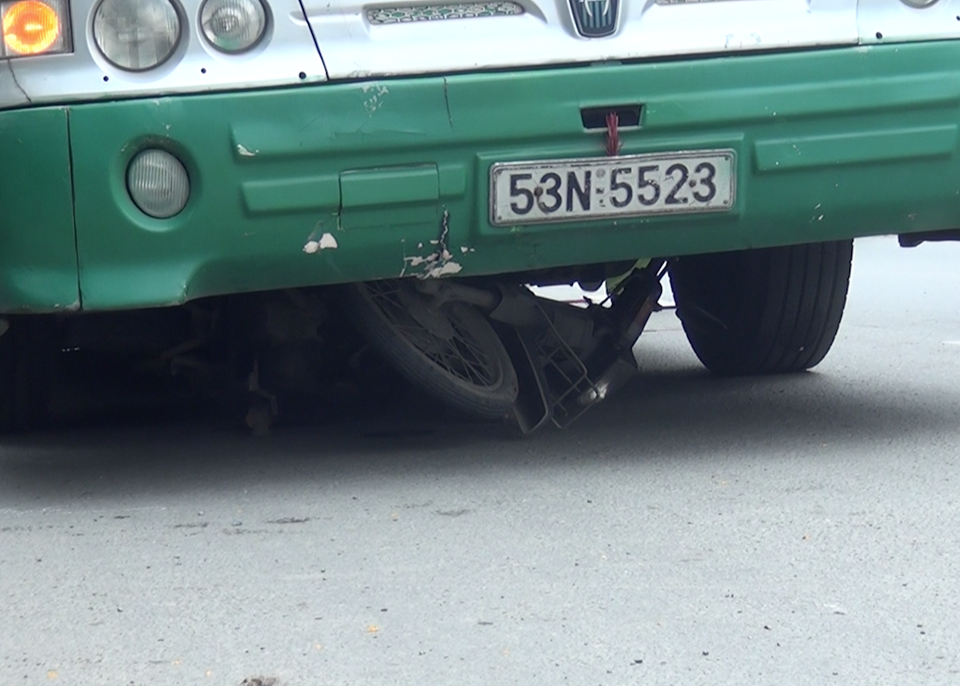 Người đàn ông cùng xe máy bị cuốn vào gầm xe buýt - 2 Chiếc xe máy nạn nhân nằm gọn dưới gầm xe buýt