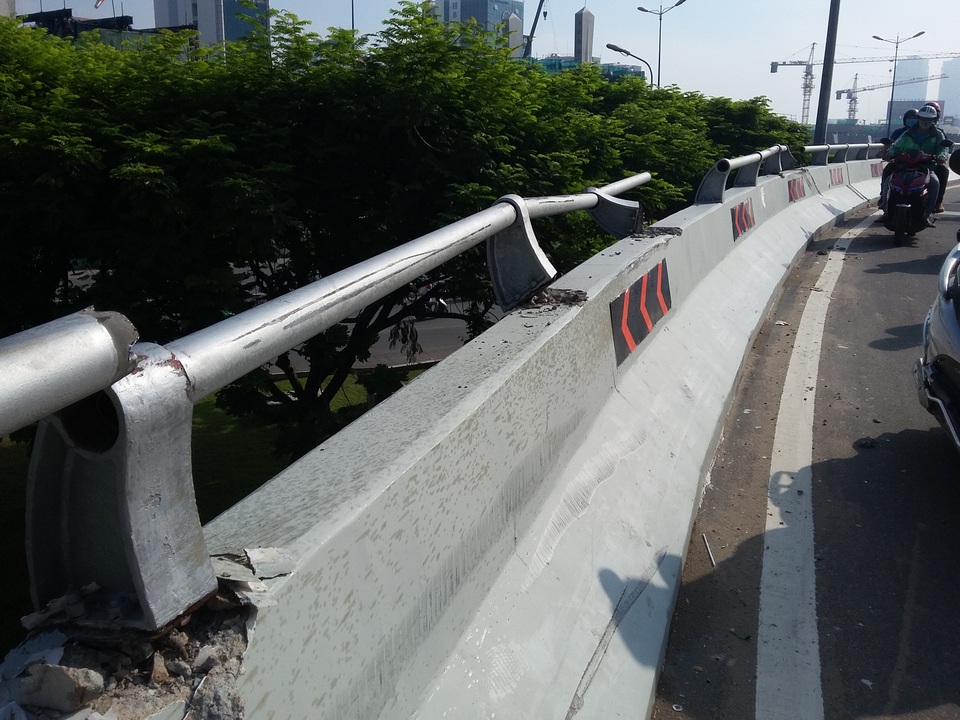 Tài xế thoát chết trong ô tô lật nhiều vòng ở Sài Gòn - 3 Đoạn lan can cầu bị hư hỏng