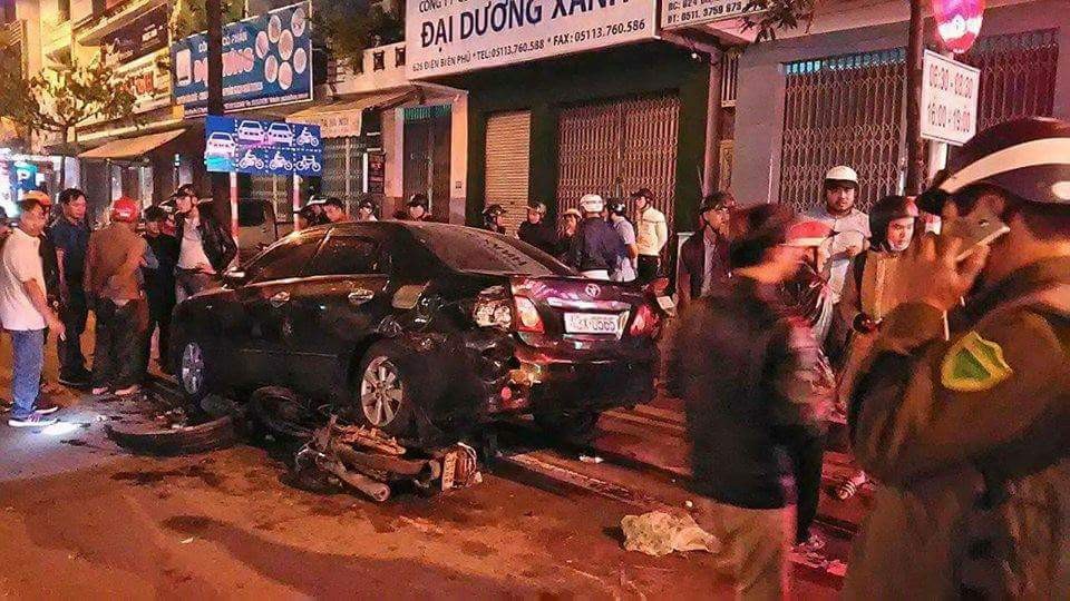Truy tìm nữ tài xế điều khiển xe 7 chỗ gây tai nạn liên hoàn - 1
Hiện trường vụ tai nạn: Chiếc xe máy nằm dưới gầm ô tô 4 chỗ. Chiếc xe 7 chỗ gây tai nạn đã bỏ đi khỏi hiện trường.