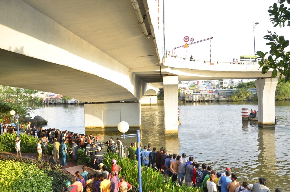 Đâm xe vào thành cầu, 2 thanh niên rơi xuống sông - 3 Rất đông người dân tập trung xem lực lượng cứu hộ tìm kiếm nạn nhân dưới chân cầu Nguyễn Văn Cừ