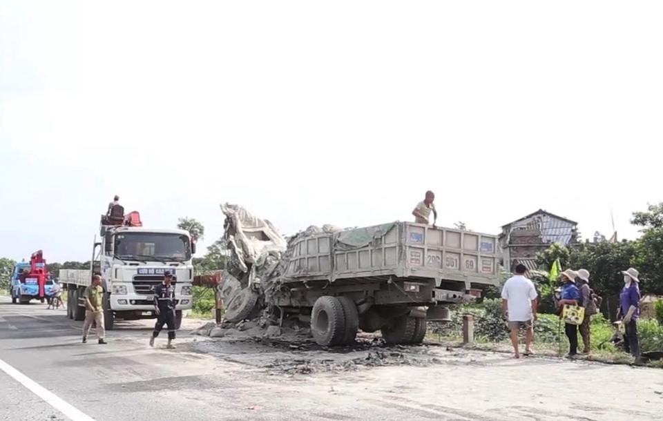 Hiện trường vụ tai nạn 2 xe tải đấu đầu nhau khiến 2 tài xế chết thảm