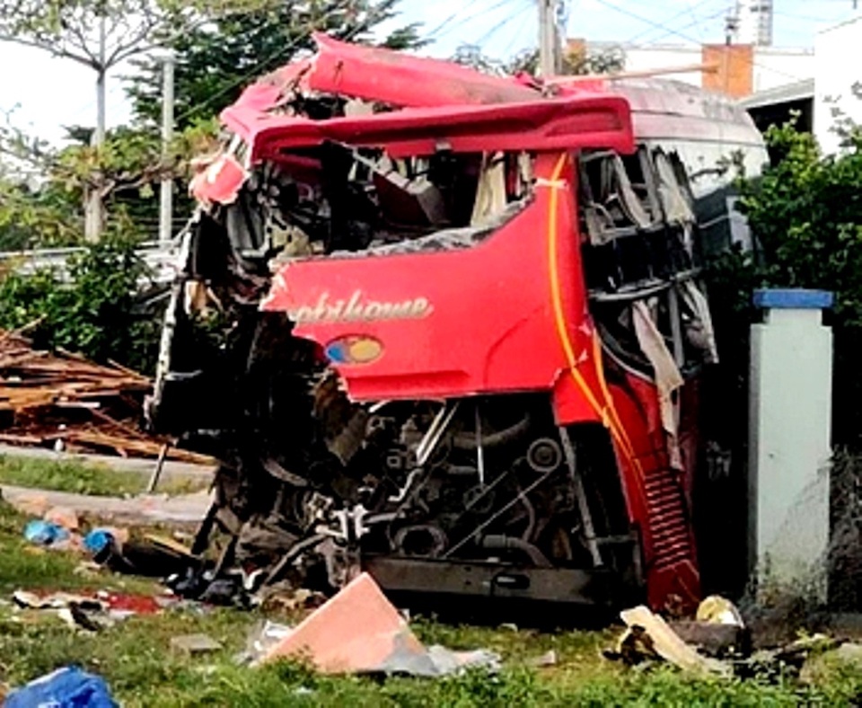 3 xe khách tông nhau, 3 người chết, 17 người bị thương - 3 Chiếc xe khách Kim Thành hư hỏng sau vụ tai nạn