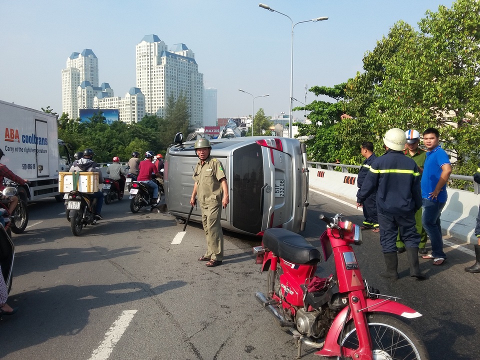 Tài xế thoát chết trong ô tô lật nhiều vòng ở Sài Gòn - 1 Tài xế thoát chết trong ô tô lật nhiều vòng ở Sài Gòn - 1