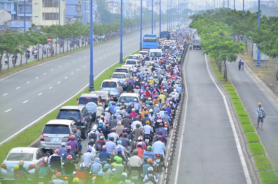 Xe khách lao xuống kênh, tài xế và phụ xe đập cửa bò ra ngoài - 5 Giao thông qua khu vực bị ùn xe
