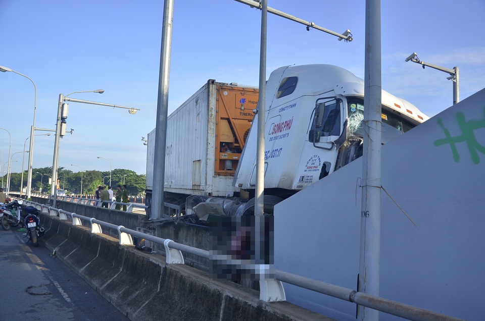 2 vụ tai nạn trong buổi sáng tại Sài Gòn, 3 người tử vong - 4 Nạn nhân bị xe container ép vào thành cầu, tử vong