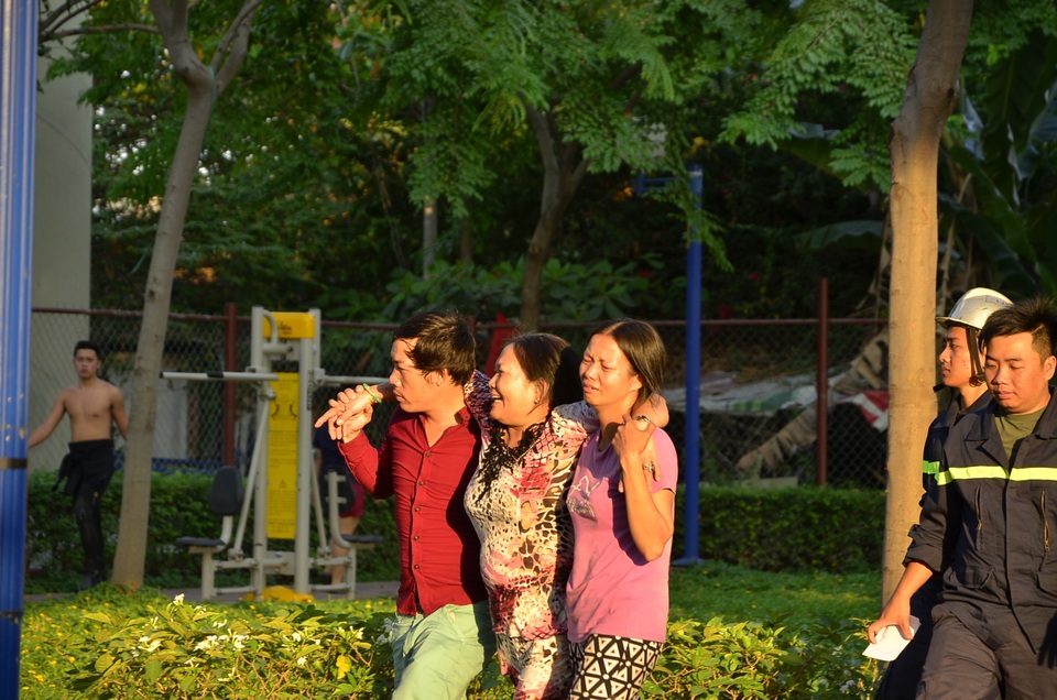 Đâm xe vào thành cầu, 2 thanh niên rơi xuống sông - 4 Người nhà nạn nhân khóc ngất tại hiện trường