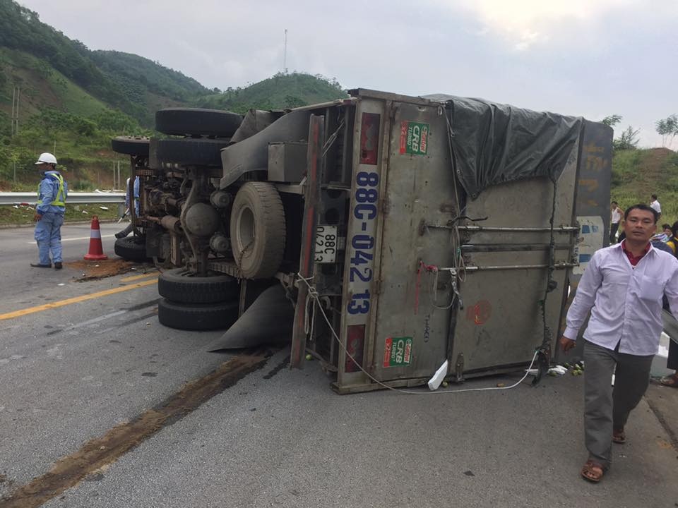 Xe chở hoa quả lật, cao tốc Hà Nội - Lào Cai tắc 2 tiếng - 1 Xe chở hoa quả lật, cao tốc Hà Nội - Lào Cai tắc 2 tiếng - 1