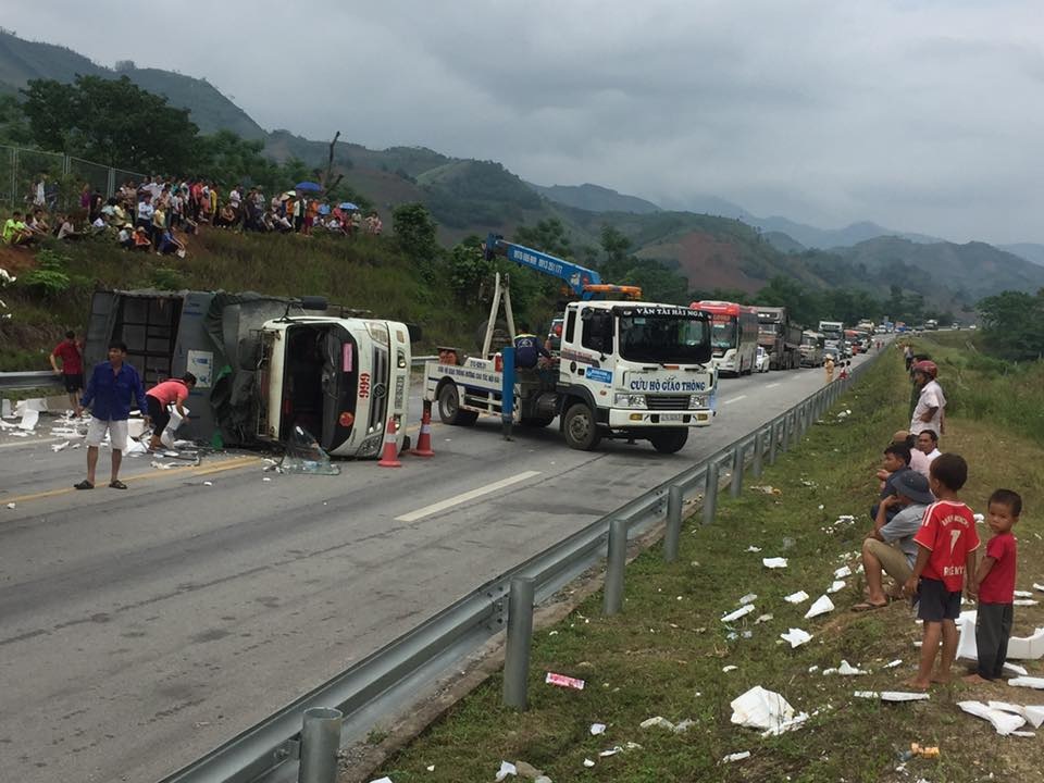 Xe chở hoa quả lật, cao tốc Hà Nội - Lào Cai tắc 2 tiếng - 3 Xe chở hoa quả lật, cao tốc Hà Nội - Lào Cai tắc 2 tiếng - 3