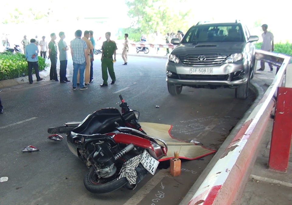Người đàn ông nằm chết dưới cầu, trong người có 4 con dao - 1 Hiện trường vụ việc