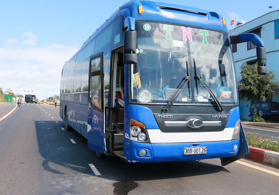 Người đàn ông đi xe máy bị ô tô khách kéo lê hàng chục mét trên đường - 1
Chiếc xe khách trong vụ tai nạn