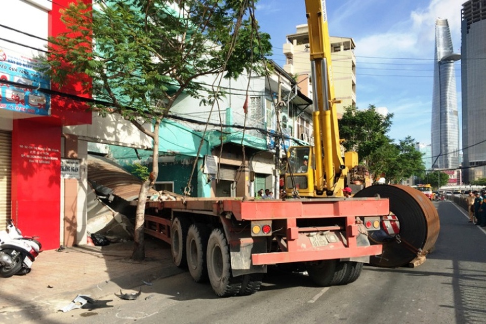 
Hiện trường vụ tai nạn xe đầu kéo container mất lái, tông chết 1 phụ nữ đi đường và lao vào nhà dân trên đường Nguyễn Tất Thành, quận 4, TPHCM sáng ngày 15/8/2016 (ảnh: Vũ Lê)
