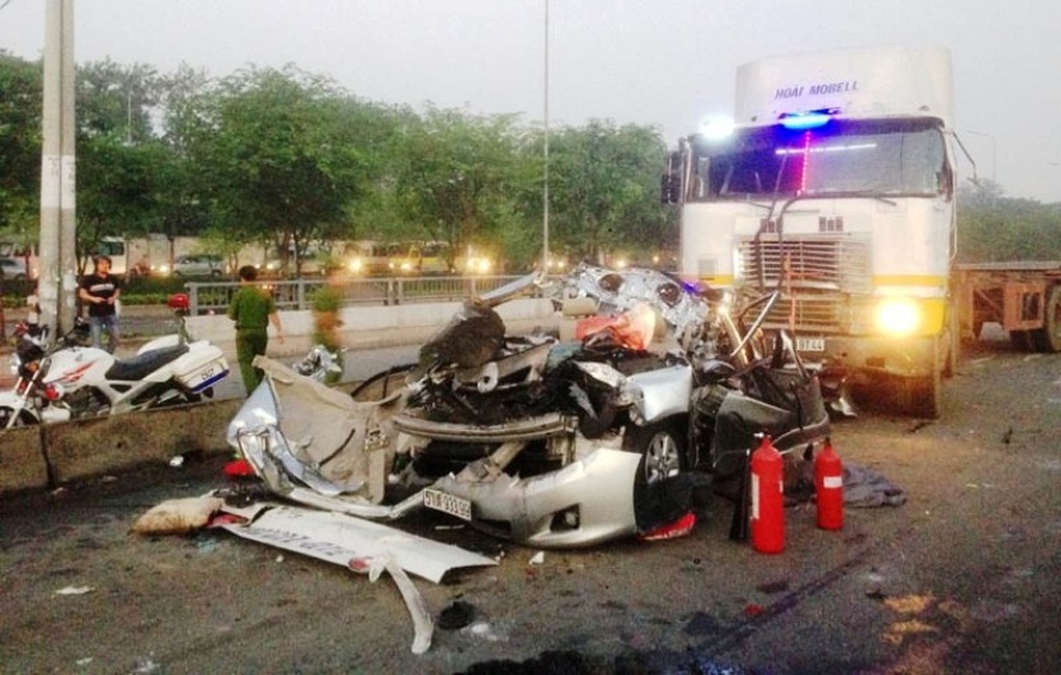 Vụ TNGT đặc biệt nghiêm trọng xảy ra rạng sáng ngày 31/5/2015 trên QL1 (đoạn qua khu chế xuất Linh Trung), phường Linh Trung, quận Thủ Đức, TPHCM giữa xe đầu kéo container và xe du lịch. Hậu quả 5 người trên xe du lịch đều tử vong (ảnh: Vũ Lê)