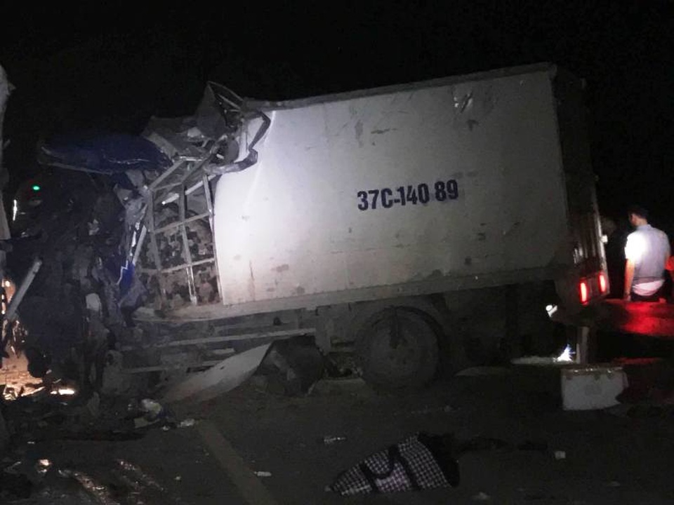Sau cú va chạm, tài xế xe tải mắc kẹt trong ca bin