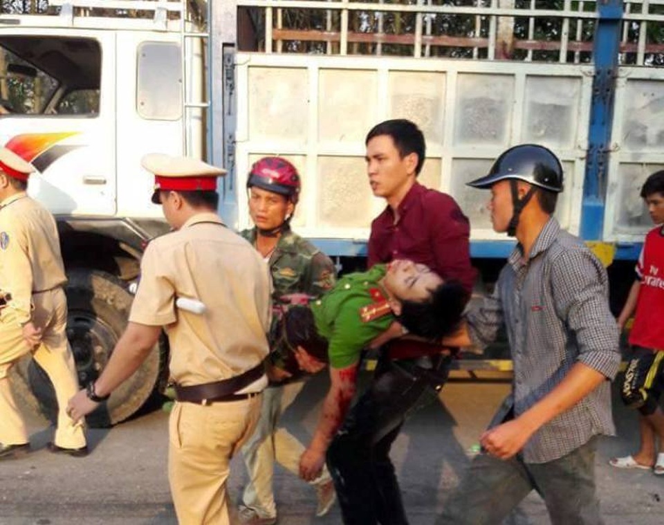 Nạn nhân được mọi người có mặt đưa đi cấp cứu nhưng không qua khỏi