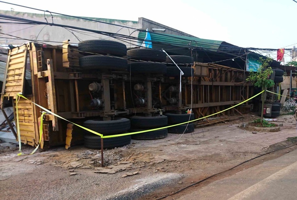 Xe container lật nghiêng đè sập 3 căn nhà - 1
Hiện trường vụ tai nạn chiếc xe container bị lật nghiêng