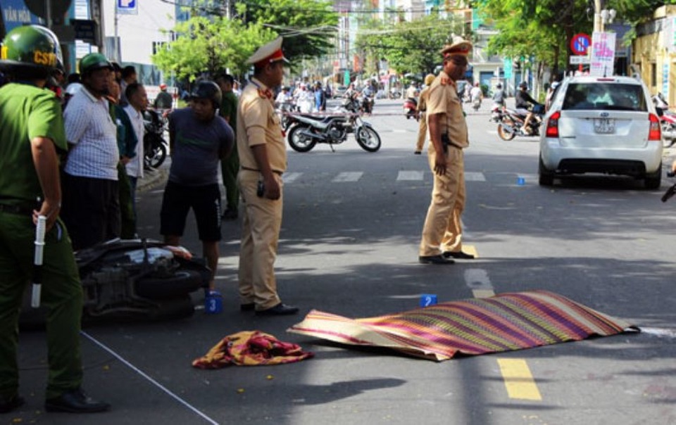 Hiện trường vụ tai nạn khiến chị Nhi tử vong
