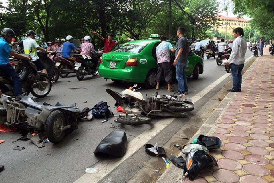 
Xe máy vỡ nát, nằm la liệt (Ảnh: Otofun).
